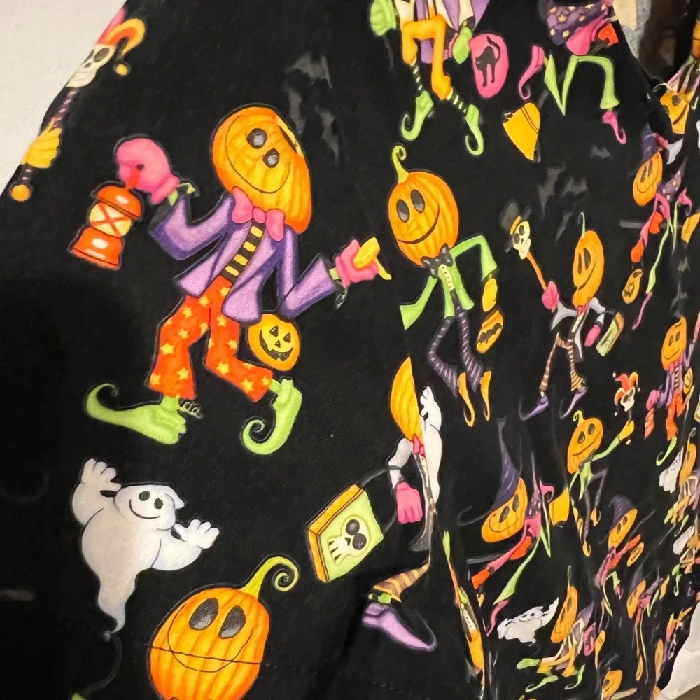 Sz M Halloween Ghost Pumpkin Trick or Treaters scrub top - Picture 3 of 12